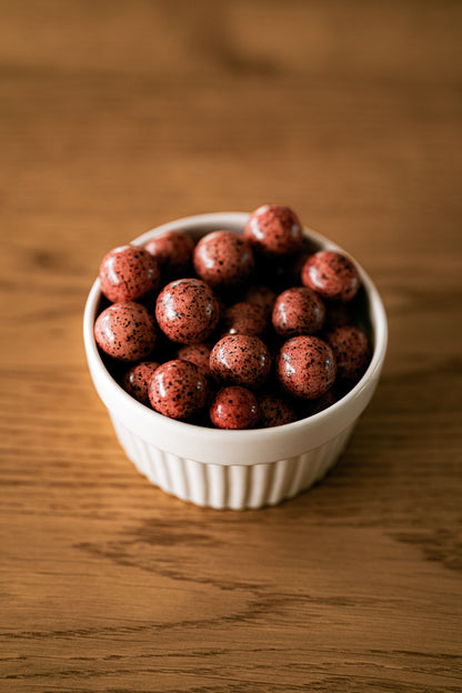 Liofilizuoti juodieji serbentai baltajame šokolade