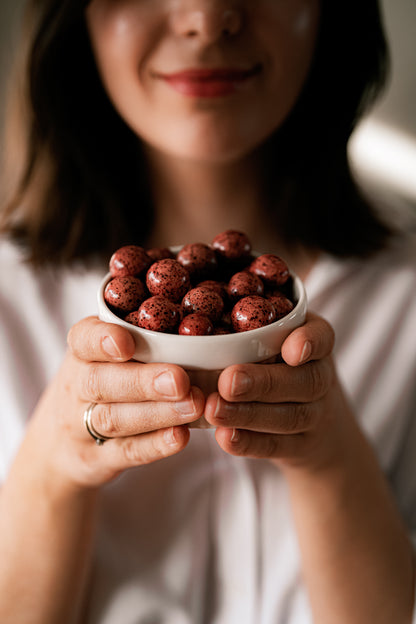Liofilizuoti juodieji serbentai baltajame šokolade
