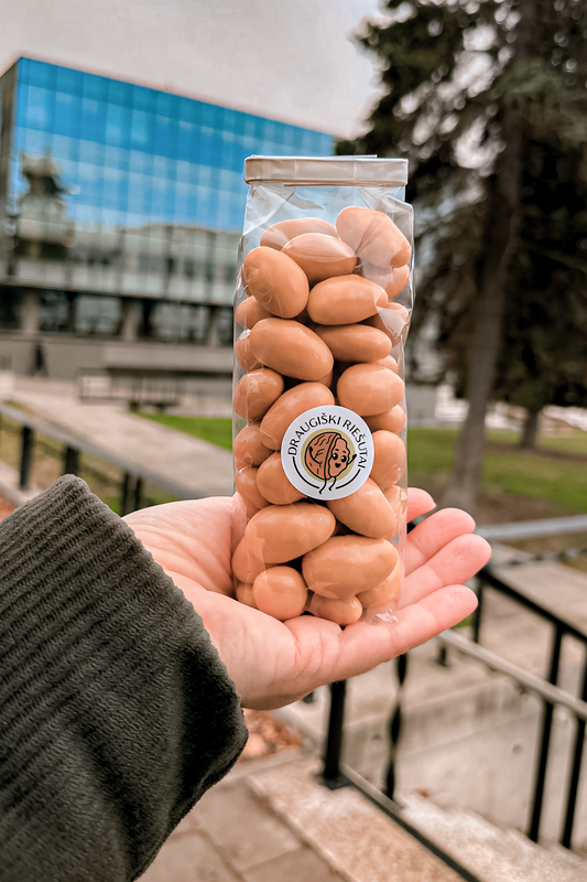 Migdolai sūriame karameliniame šokolade